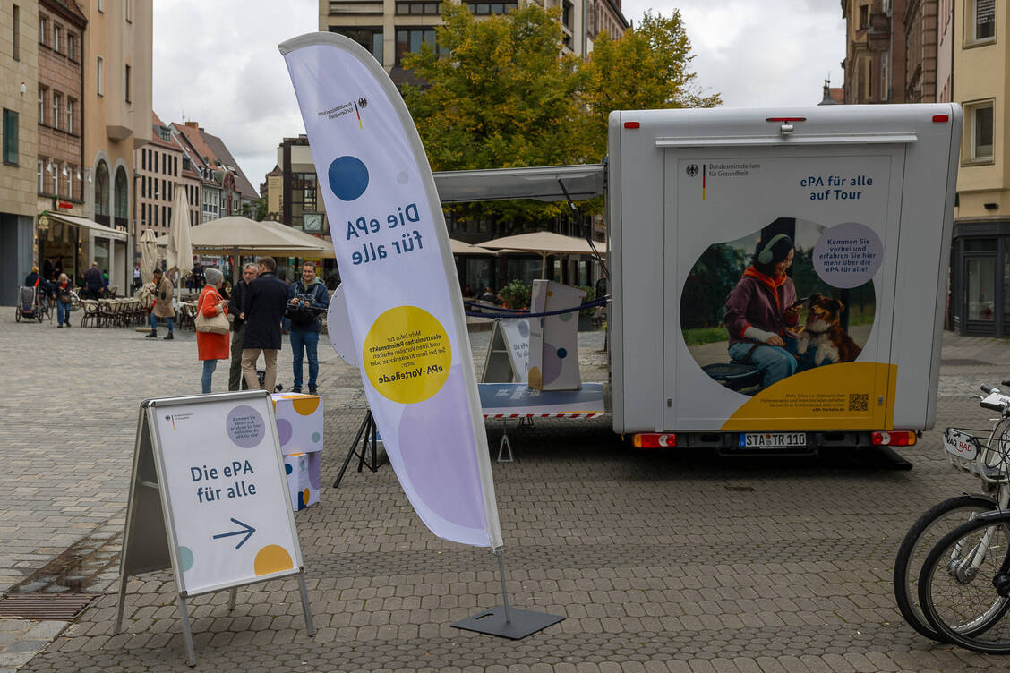 Im Oktober informierte dieser Infostand die Menschen in Nürnberg über die EPA.  / © IMAGO/Ardan Fuessmann
