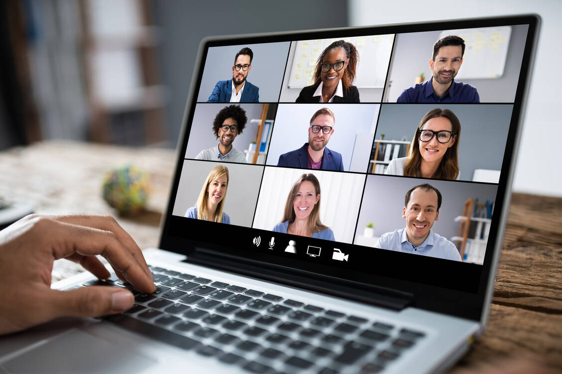 Besprechungen und Konferenzen finden seit der Pandemie häufig (auch) online statt. / © Adobe Stock/Andrey Popov