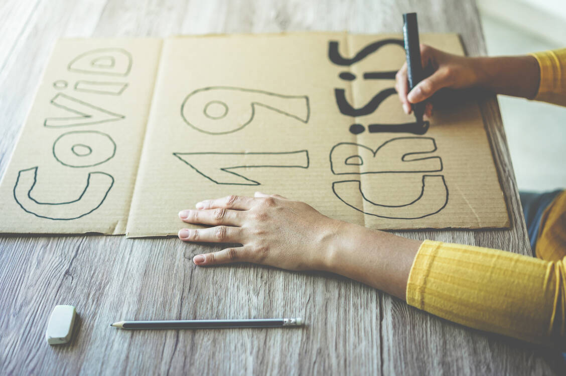 In Coronazeiten ist kreativer und »stiller« Protest gefragt. Sprechchöre sollten vermieden werden – lieber Plakate malen. / Foto: Getty Images/Niccoló Pontigia/EyeEm