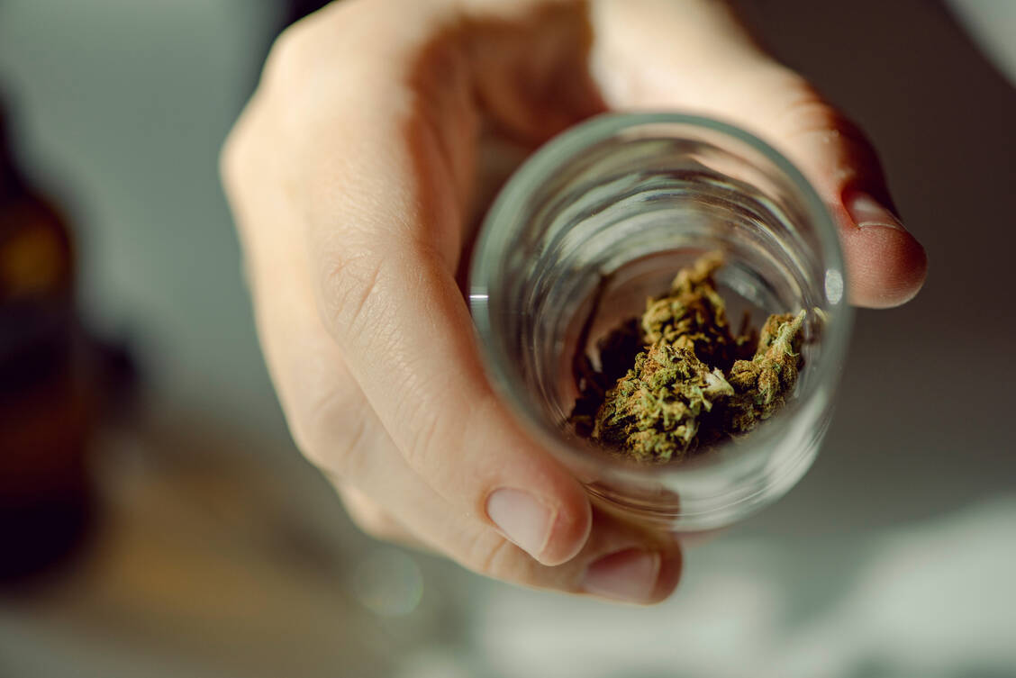 Die Bundesregierung möchte die Verschreibung und den Versand von medizinischem Cannabis einschränken.  / © Getty Images/Emilija Manevska