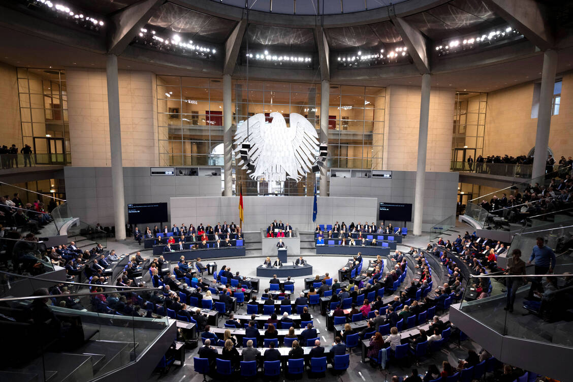 Über das Apothekenversorgung-Weiterentwicklungsgesetz (ApoVWG) soll der Bundestag bald final abstimmen. / © Imago/IPON