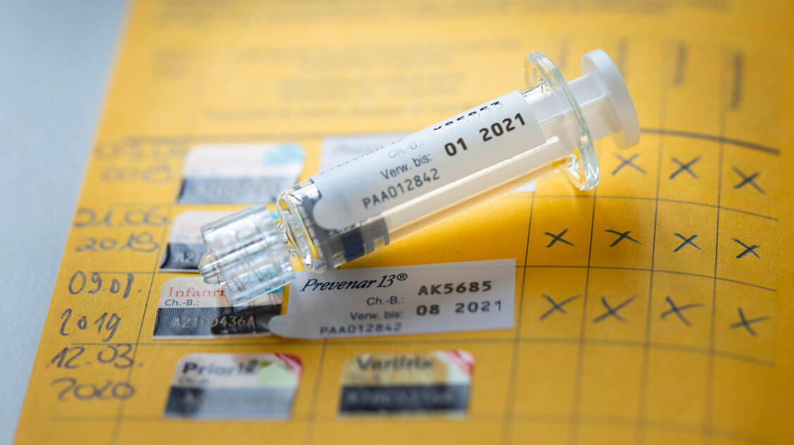 Säuglinge erhalten mittlerweile nur noch drei statt vier Spritzen zur Grundimmunisierung gegen Pneumokokken. Menschen über 60 Jahren wird derzeit eine einmalige Impfung empfohlen, über eine Auffrischung entscheidet der Arzt. / Foto: imago images/photothek