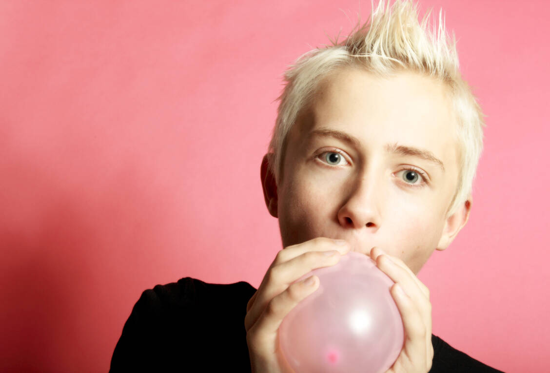 Beim Inhalieren von Lachgas kann es zu einem Sauerstoffmangel kommen, der bewusstlos machen kann. Gravierender sind potenzielle Nervenschäden bei dauerhaftem Konsum. / © Getty Images/pink_cotton_candy