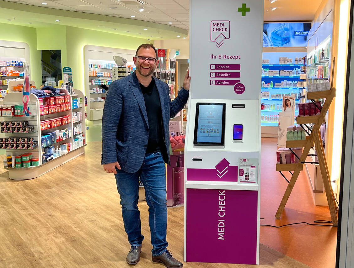 Apotheker Andreas Bühler zeigt eines seiner »MediCheck«-Terminals.  / © Andreas Bühler