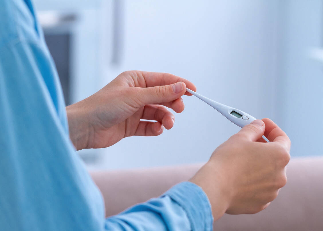 Mit Stabthermometern lässt sich Fieber laut Stiftung Warentest am besten im Mund oder rektal messen.  / Foto: Adobe Stock/Goffkein