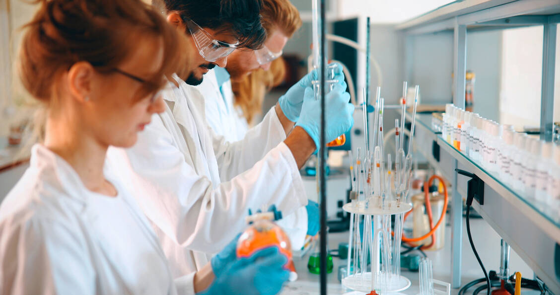Einige Universitäten setzen bei möglichen Corona-Einschränkungen im kommenden Semester vor allem bei Laborpraktika und Seminaren auf Präsenz.  / Foto: Adobe Stock/NDABCREATIVITY