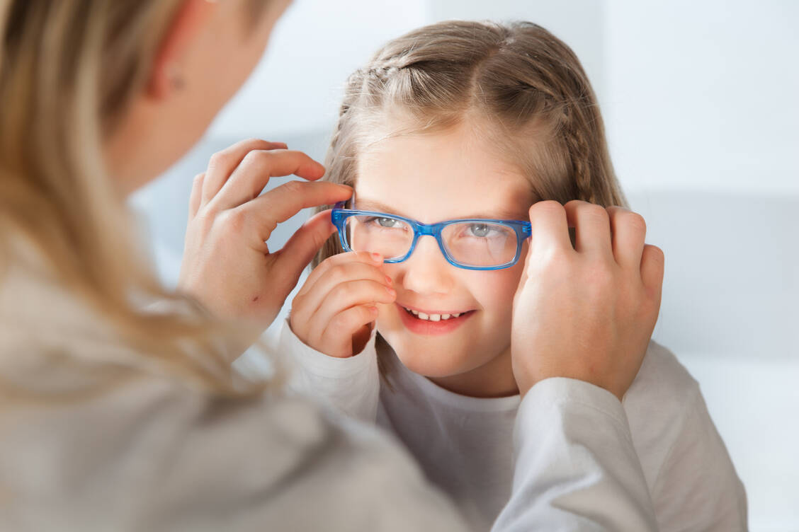 Die Zahl der Brillenverschreibungen für Kinder hat in Deutschland in den vergangenen Jahren nicht zugenommen – daran wird wahrscheinlich auch der Lockdown nichts ändern. / Foto: Adobe Stock/www.choroba.de