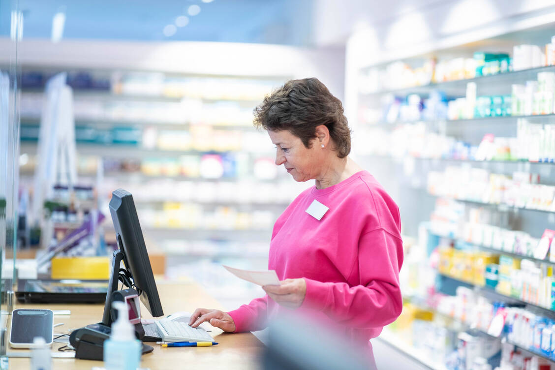 Bald können Apotheken die Daten von Papierrezepten in der ePA ergänzen, allerdings nur mit Einverständnis des Patienten und im Moment der Abgabe. / © Getty Images/Westend61/Nina Janeckova