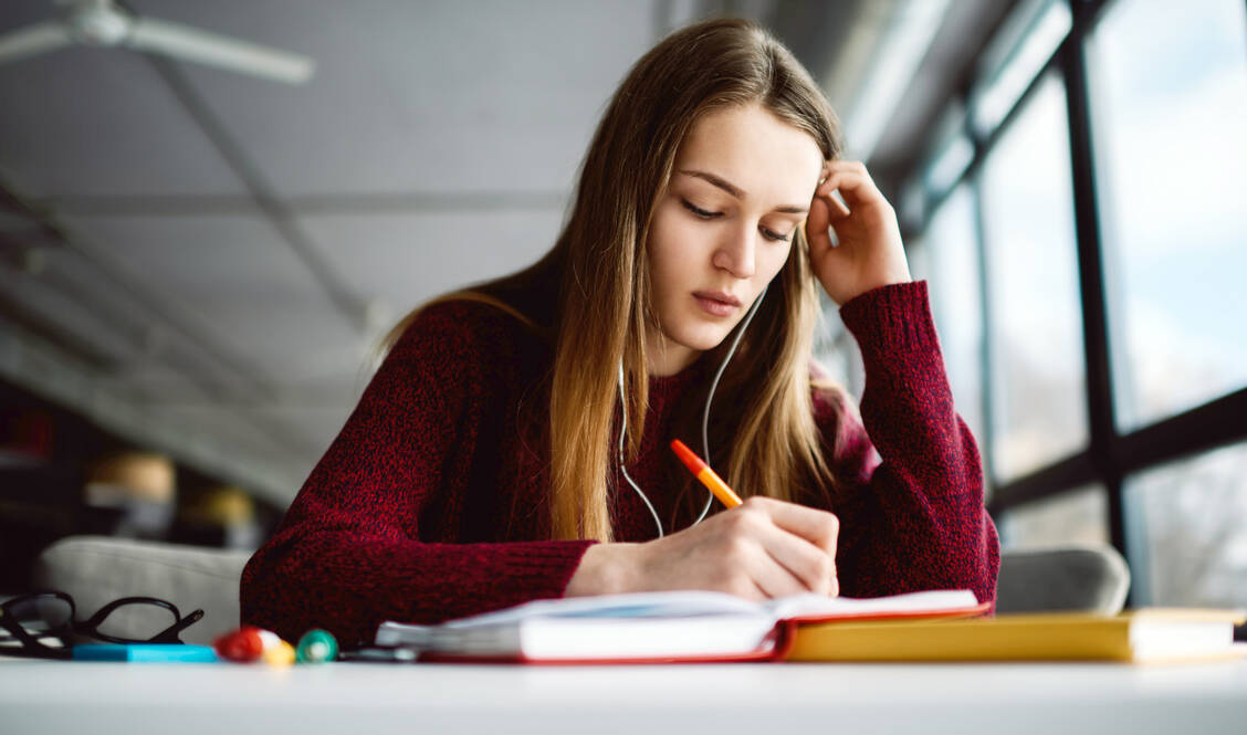 Legt man beim Lernen hin und wieder eine Pause ein, wirkt sich dies positiv auf das Gedächtnis aus. / Foto: Adobe Stock/GalakticDreamer