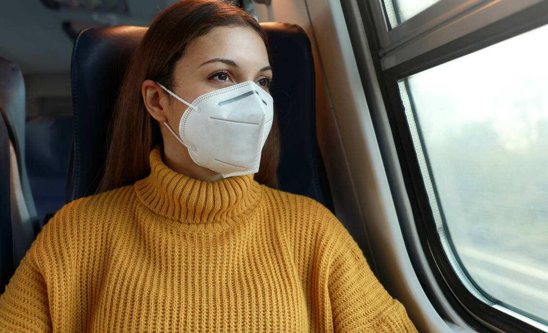 Bundesweit soll auch nach dem Lockerungsplan eine Maskenpflicht in Fernzügen und Flugzeugen verankert werden. / Foto: Adobe Stock/zigres