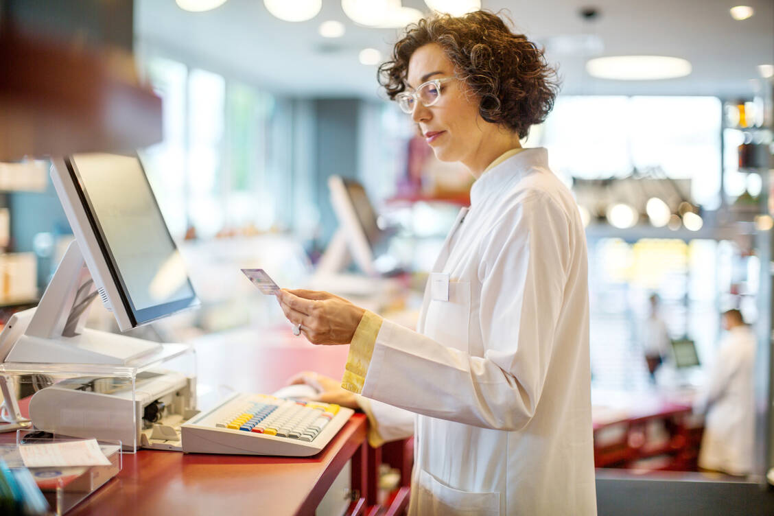 Ist es rechtens, wenn PTA in den Räumen einer ehemaligen Apotheke Arzneimittel abgeben? Die Landesapothekerkammer Thüringen bezweifelt dies. Bei den Patienten entstehe der Eindruck, es handele sich um eine Apotheke. / Foto: Getty Images/Luis Alvarez