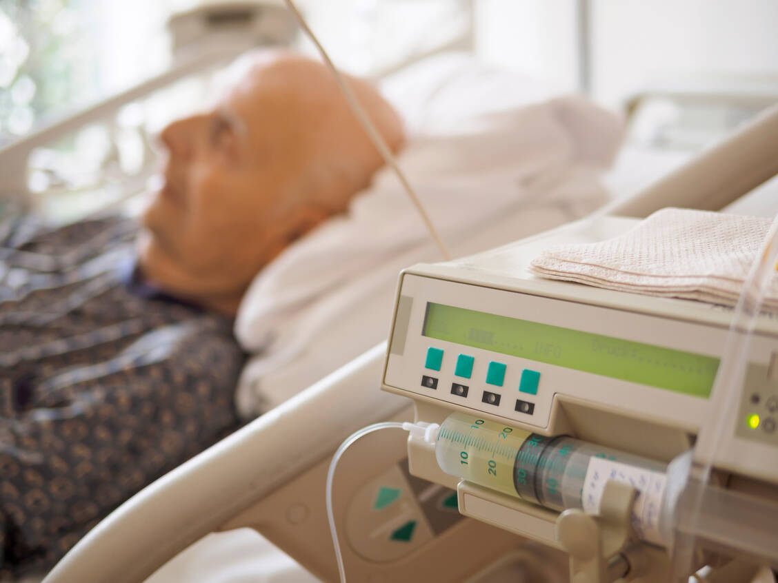 Eine palliative Versorgung am Lebensende ist auch in Heimen und Hospizen möglich, doch mangelt es allerorten an Pflegepersonal. / Foto: Getty Images/Westend61/Albrecht Weisser