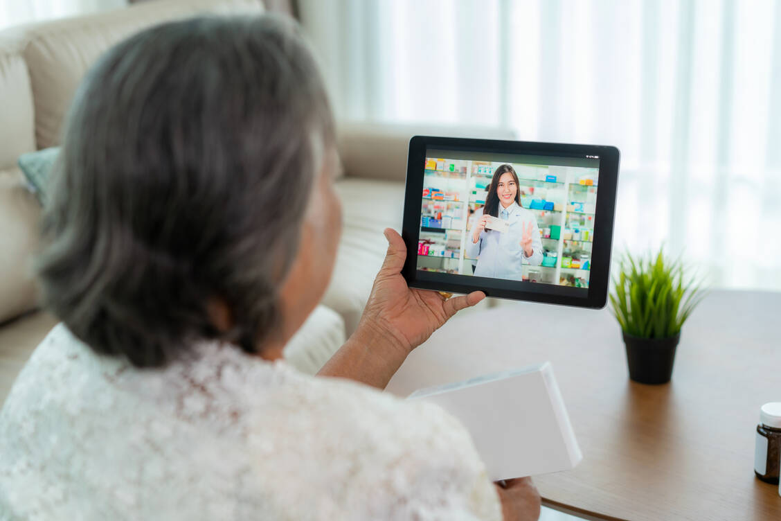 Viele Patienten fragen bei medizinischen Anliegen ihren Apotheker um Rat, insbesondere ältere Menschen. Diesen Vertrauensvorschuss kann die Berufsgruppe nutzen, um den Patienten die Vorteile digitaler Anwendungen näher zu bringen. / Foto: Adobe Stock/ake1150