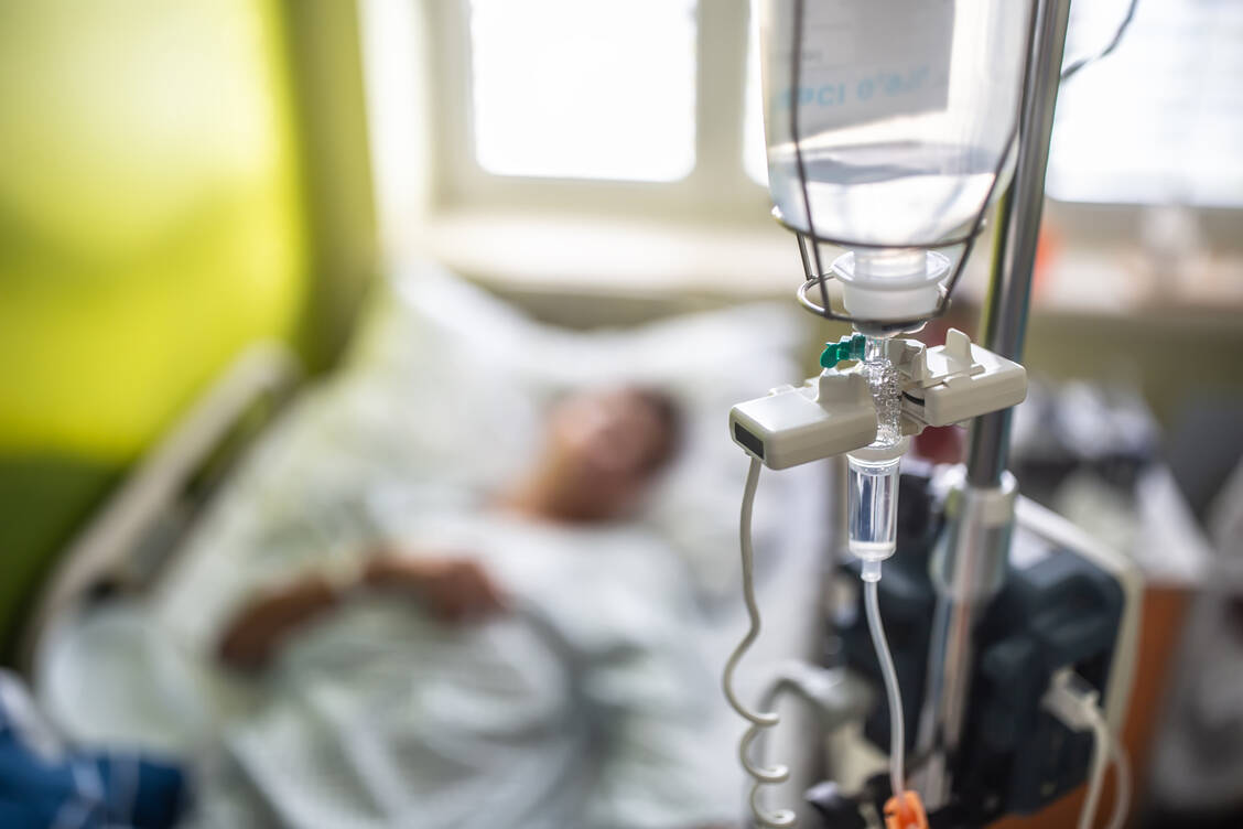 Selbst so gut ausgestattete Gesundheitswesen wie in Deutschland, USA und der Schweiz würden mit dem rapiden Anstieg der Krebs-Neuerkrankungen in den kommenden Jahren nicht fertig werden können, sagt DKFZ-Chef Baumann. / Foto: Getty Images/SimpleImages