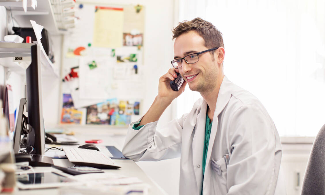 Telefonate mit der Arztpraxis sollte man mit dem Apothekenteam üben. Wichtig: Lächeln am Telefon, Verständnis für die Gesprächspartner zeigen und keine Kommandos geben.  / Foto: Getty Images/alvarez