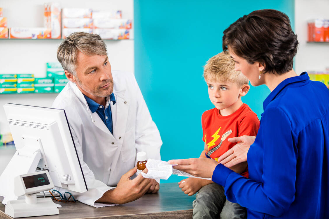 Gute Aufklärung in der Apotheke kann viele Bedenken der Eltern vor Nebenwirkungen zerstreuen. / Foto: ABDA