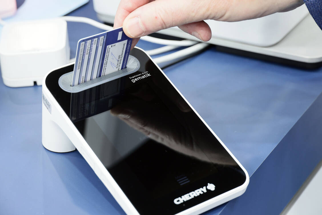 Die elektronische Gesundheitskarte (EGK) wurde erst vor wenigen Monaten flächendeckend als Einlöseweg für das E-Rezept etabliert. Inzwischen wird sie zunehmend häufig genutzt. / Foto: PZ/Alois Müller