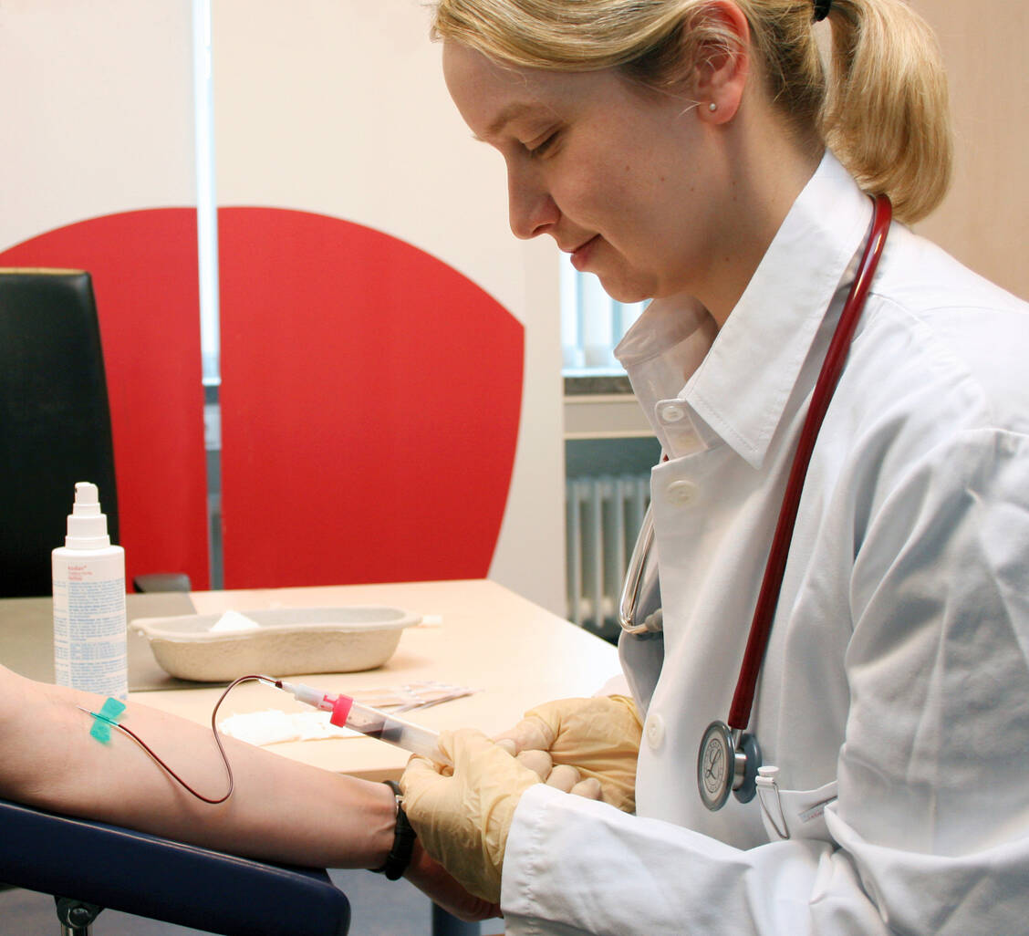 Leberkranke Menschen müssen sorgfältig ärztlich überwacht werden. So sind unter anderem Elektrolyt- und Leberenzymwerte zu kontrollieren. / Foto: Leberstiftung