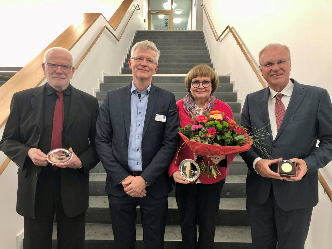 Der ehemalige AVWL-Vorstandsvorsitzende Klaus Michels (rechts) erhielt die höchste Auszeichnung des Verbands. Für ihr Engagement im Verband geehrt wurden auch Friedrich  Prinz (links) und Elke Balkau. / © AVWL