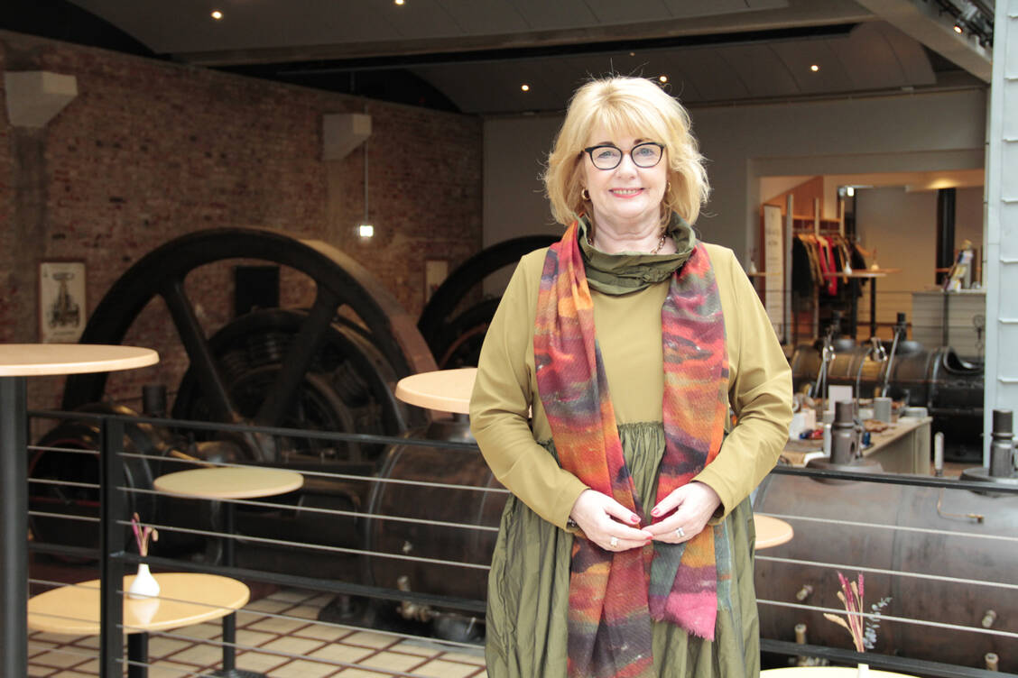 Eine kämpferische Rede hielt Cathrin Burs, Präsidentin der Apothekerkammer Niedersachsen, bei der Kammerversammlung in Hannover. Sie appellierte an die Kollegen, sich weiterhin zu engagieren und zuversichtlich zu bleiben. / © Apothekerkammer Niedersachsen