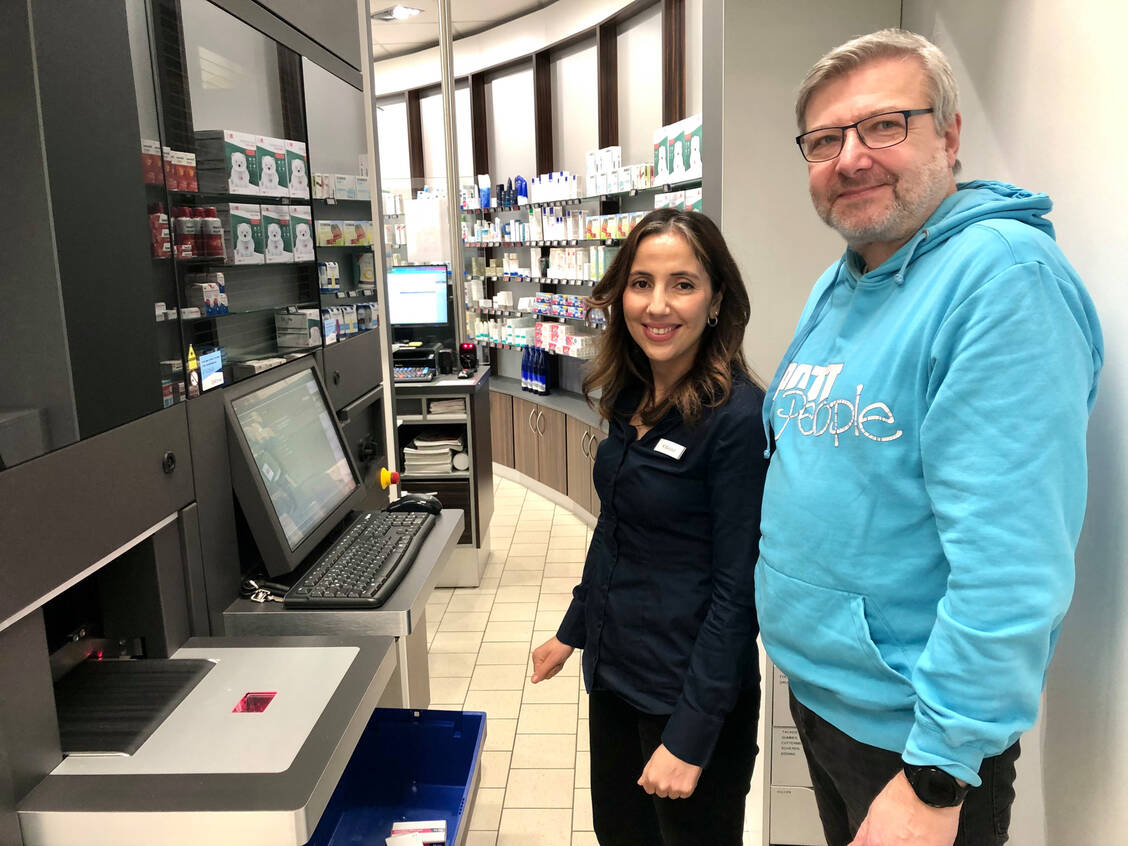 Der Bundestagsabgeordnete Dirk Heidenblut hat sich in Bottrop von Apothekerin Karima Ballout über die aktuellen Probleme informiert, vor denen die Apotheken vor Ort stehen. / Foto: AVWL