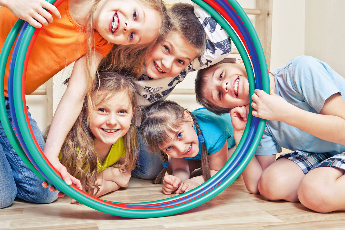 Kinder halten sich nur bedingt an Regeln wie Abstandhalten. Sie haben intensiveren Kontakt mit Gleichaltrigen als Erwachsene. / Foto: Fotolia/2xSamara.com