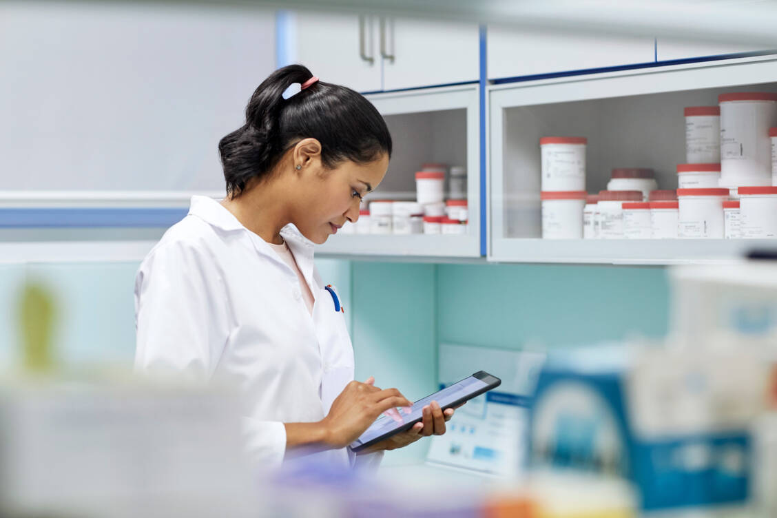 Die Prüfvorschriften und Rezepturhinweise von DAC/NRF erleichtern Apothekenmitarbeitern die Arbeit in Rezeptur und Labor. Dabei greifen immer mehr digital auf das Nachschlagewerk zu. / Foto: Getty Images/Abel Mitjà Varela