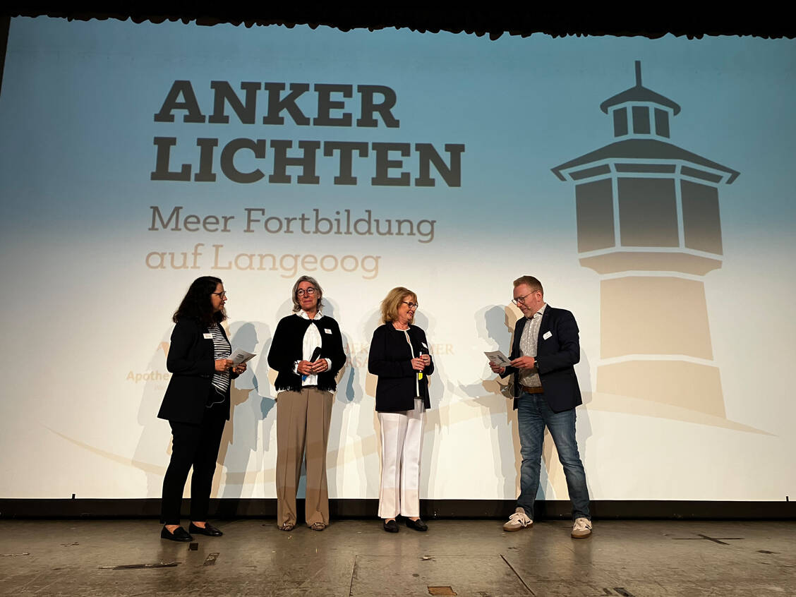 Die beiden Fortbildungsbeauftragten und Präsidentinnen (v.l.n.r.): Julia Fabricius, Gabriele Regina Overwiening, Cathrin Burs und Dr. Oliver Schwalbe. / © PZ/Daniela Hüttemann