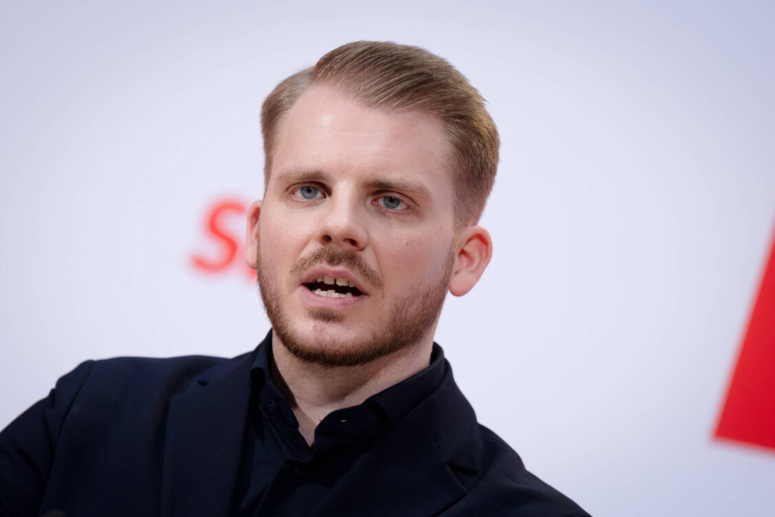 SPD-Generalsekretär Tim Klüssendorf spricht sich gegen weitere finanzielle Belastungen der Versicherten aus. Eine Zuckersteuer begrüßt er jedoch.  / © IMAGO/Bernd Elmenthaler