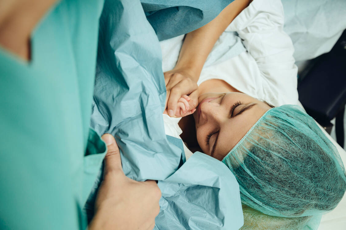 Jede dritte Geburt in deutschen Krankenhäusern erfolgte 2024 als Kaiserschnitt. / © Getty Images/Westend61/Mareen Fischinger