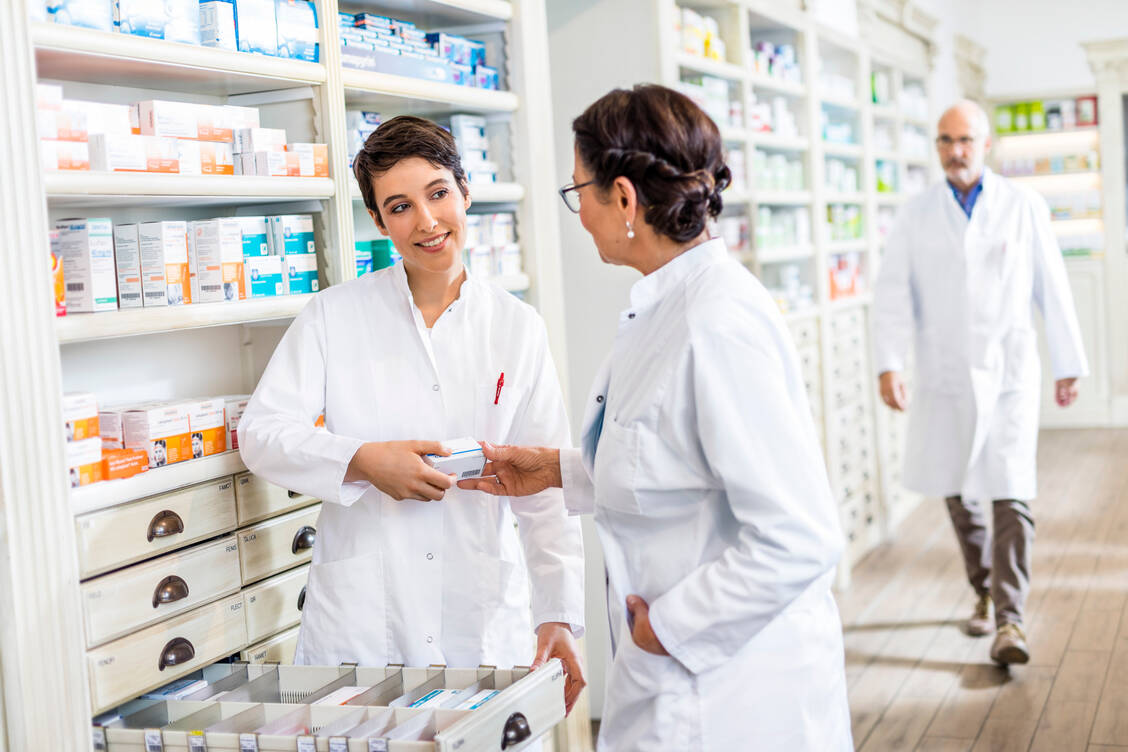 Laut Apothekenbetriebsordnung muss stets ein Apotheker oder eine Apothekerin in der Offizin anwesend sein. / Foto: ABDA