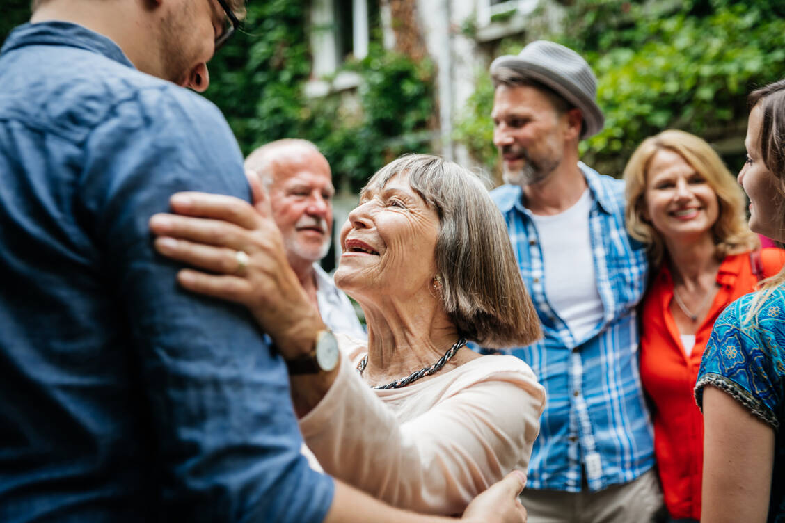 Altersforscher Professor Dr. Sven Voelpel empfiehlt Alleinlebenden die «3-F-Regel»: Das bedeutet, einmal am Tag mit der Familie, mit Freunden und mit einem oder einer Fremden in Kontakt zu treten. / Foto: Getty Images/Hinterhaus Productions