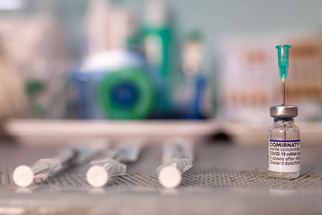 Es gibt Kontingente, aber diese sind weit gefasst: Apotheken und Ärzte können für KW 9 bis zu 240 Dosen (40 Vials) Comirnaty bestellen. / Foto: Imago Images/Kirchner-Media