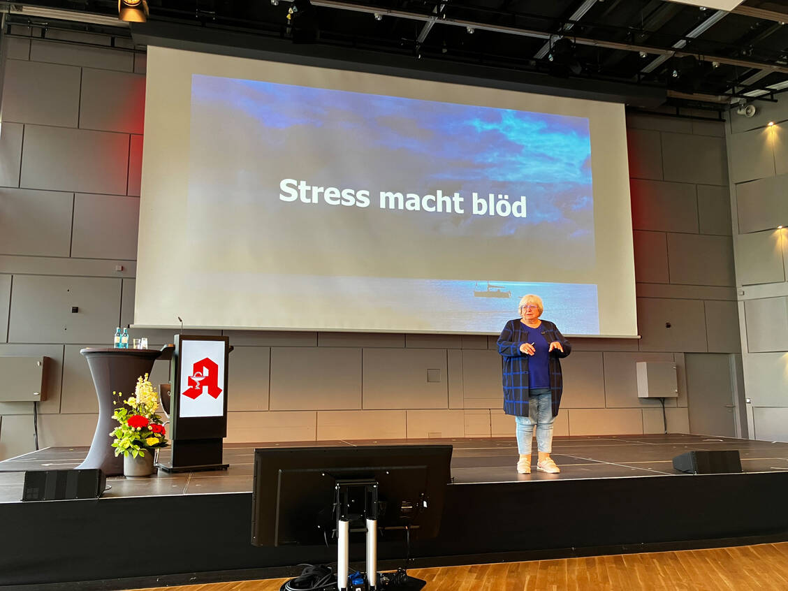 Stressige Situationen mit Humor nehmen, rät Speakerin und Trainerin Sabine Asgodom. Denn nur in einem entspannten Umfeld können wir uns gut entfalten. Das wissen wiederum auch die Kunden zu schätzen. / Foto: PZ/Daniela Hüttemann