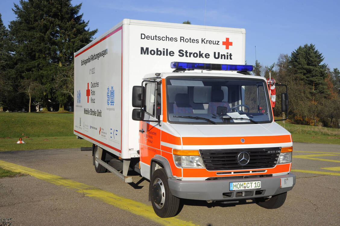 Für die Therapie des akuten ischämischen Schlaganfalls muss jeder Zeitverlust vermieden werden. Sehr gute Ergebnisse liefert der Einsatz von speziellen Rettungswagen, mobilen Stroke Units, da so schon vor Ort mittels CT die Diagnosesicherung erfolgt und eine Lysetherapie starten kann. / Foto: Imago Images/Becker&Bredel