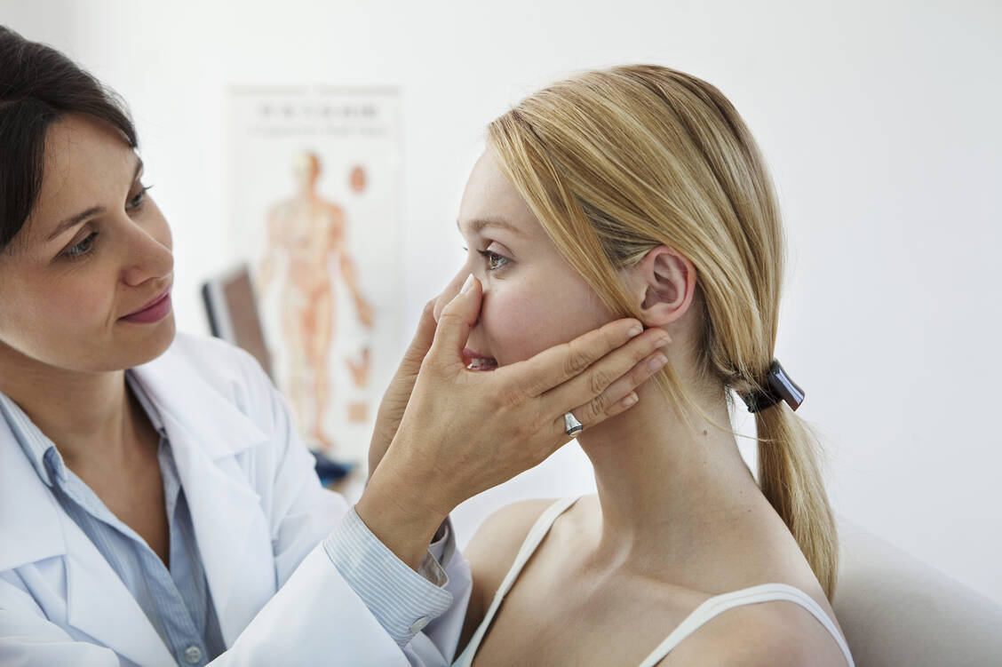 Patienten mit chronischer Rhinosinusitis leiden unter anderem unter Schmerzen im Gesicht und Druckkopfschmerz. / Foto: Fotolia/RFBSIP