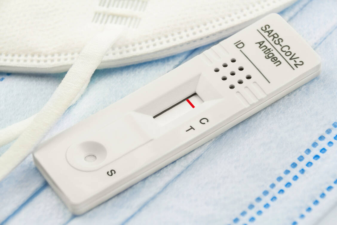 Menschen, die noch nicht wissentlich am Coronavirus erkrankt sind, gibt es immer noch einige. Woran das liegt, ist nicht klar. Möglicherweise spielt ein bestimmtes Protein im Körper eine wichtige Rolle. / Foto: Adobe Stock/PhotoSG