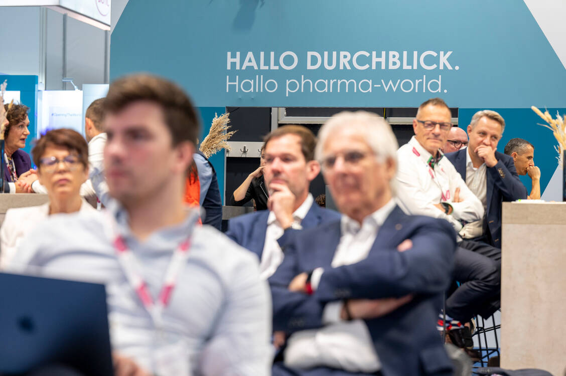 Umfassende Fortbildung zu neuen aktuellen pharmazeutischen Themen bietet das Bühnenprogramm der Pharma-World, das dieses Jahr erstmals durch eine Posterausstellung ergänzt wird. / Foto: Expopharm/Zweilux