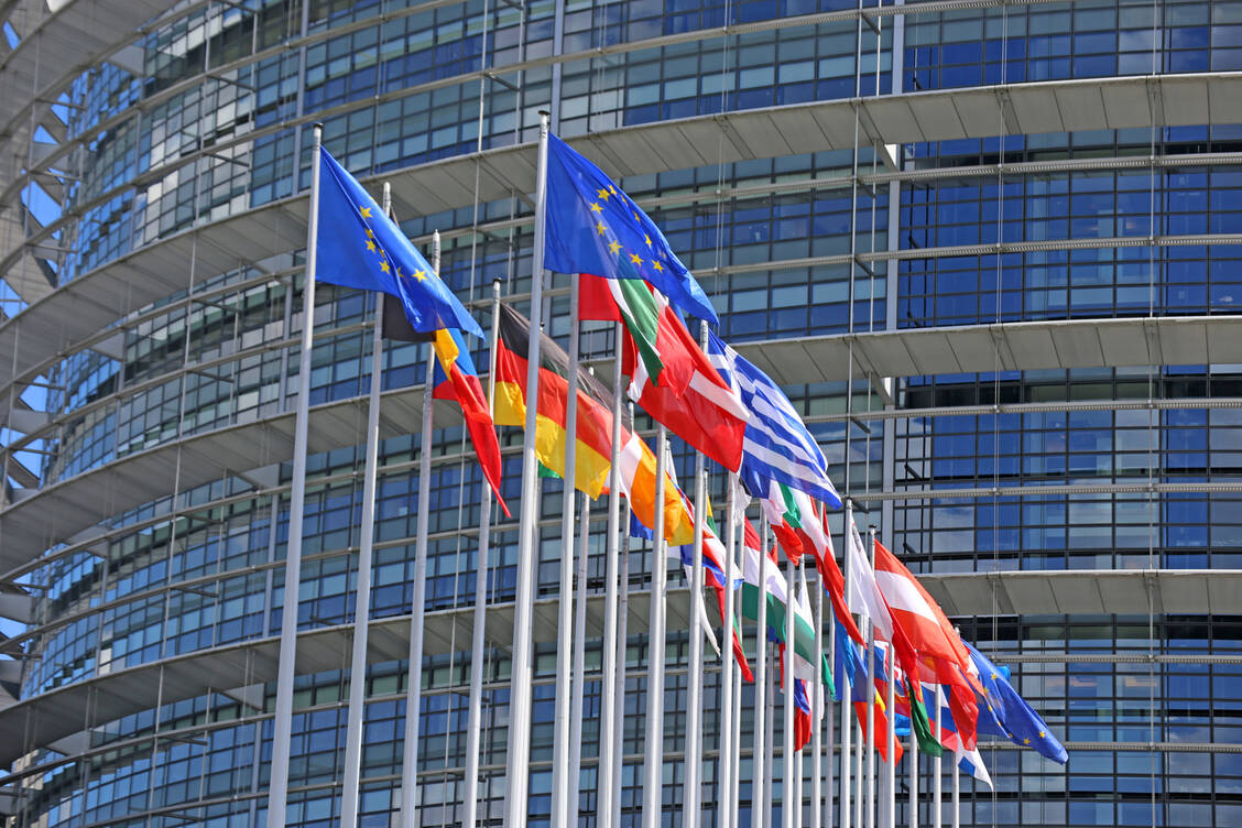 Die zukünftigen Mitglieder des Europäischen Parlaments müssten sich engagiert für eine starke, gerechte und wettbewerbsfähige europäische Pharmaindustrie einsetzen, appelliert der Verband Pharma Deutschland. / Foto: Adobe Stock/U. J. Alexander