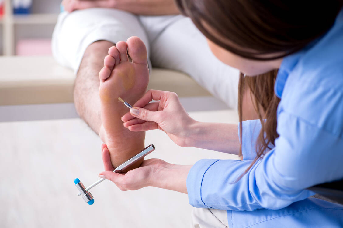 Erste Anzeichen einer Neuropathie machen sich oft in den Füßen bemerkbar und können mit den entsprechenden Untersuchungsmethoden erkannt werden. / Foto: Adobe Stock/Elnur
