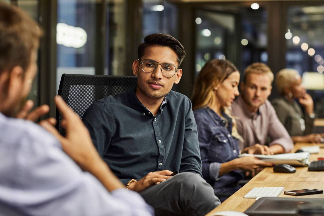 In Meetings, aber auch auf dem Weg zur Arbeit oder in der Freizeit auf der Couch – junge Erwachsene sitzen täglich etwa 8,5 Stunden. / © Getty Images/Abel Mitjà Varela