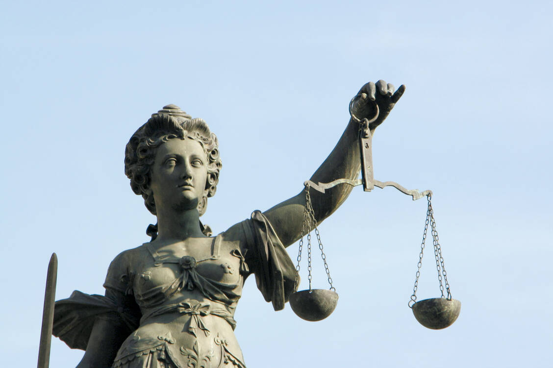 Das Verwaltungsgericht Augsburg lehnte einen Eilantrag des Apothekers gegen den Entzug seiner Betriebserlaubnis ab.  / Foto: Fotolia/Fontanis