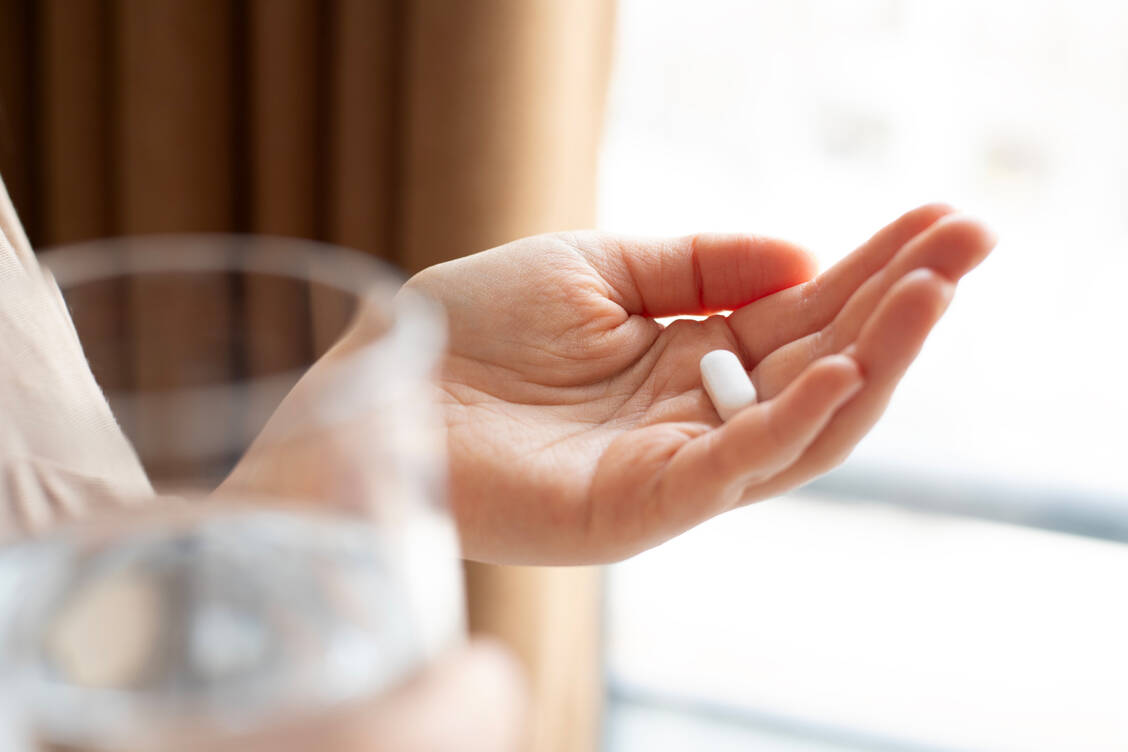 Statistisch entfielen 2023 auf 1000 GKV-Versicherte 486 Antibiotikaverordnungen – fast jeder zweite erhielt also durchschnittlich eine Verordnung. / © Getty Images/Hazal Ak