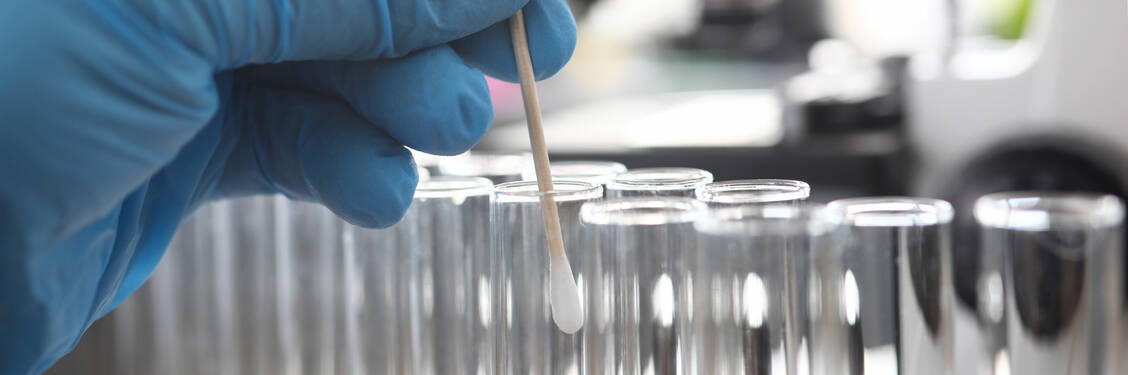 Etwa 100.000 Tests auf SARS-CoV-2  können deutsche Labore pro Tag durchführen. / Foto: Adobe Stock/megaflopp