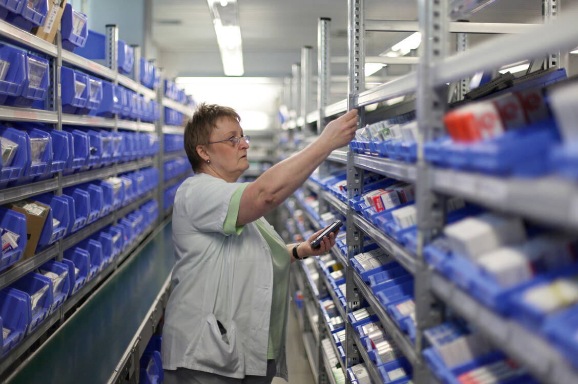 Krankenhausapotheken: Der Einsatz von Kommissionierautomaten unter Überwachung durch pharmazeutisches Personal ist oft bereits gelebte Praxis. In den Augen der ABDA muss der Gesetzgeber nicht eingreifen. / Foto: dpa