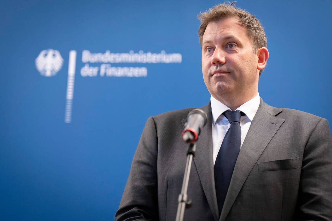 Bundesfinanzminister Lars Klingbeil (SPD) will mit Steuerentlastungen die Wirtschaft ankurbeln. / © Imago/Bernd Elmenthaler