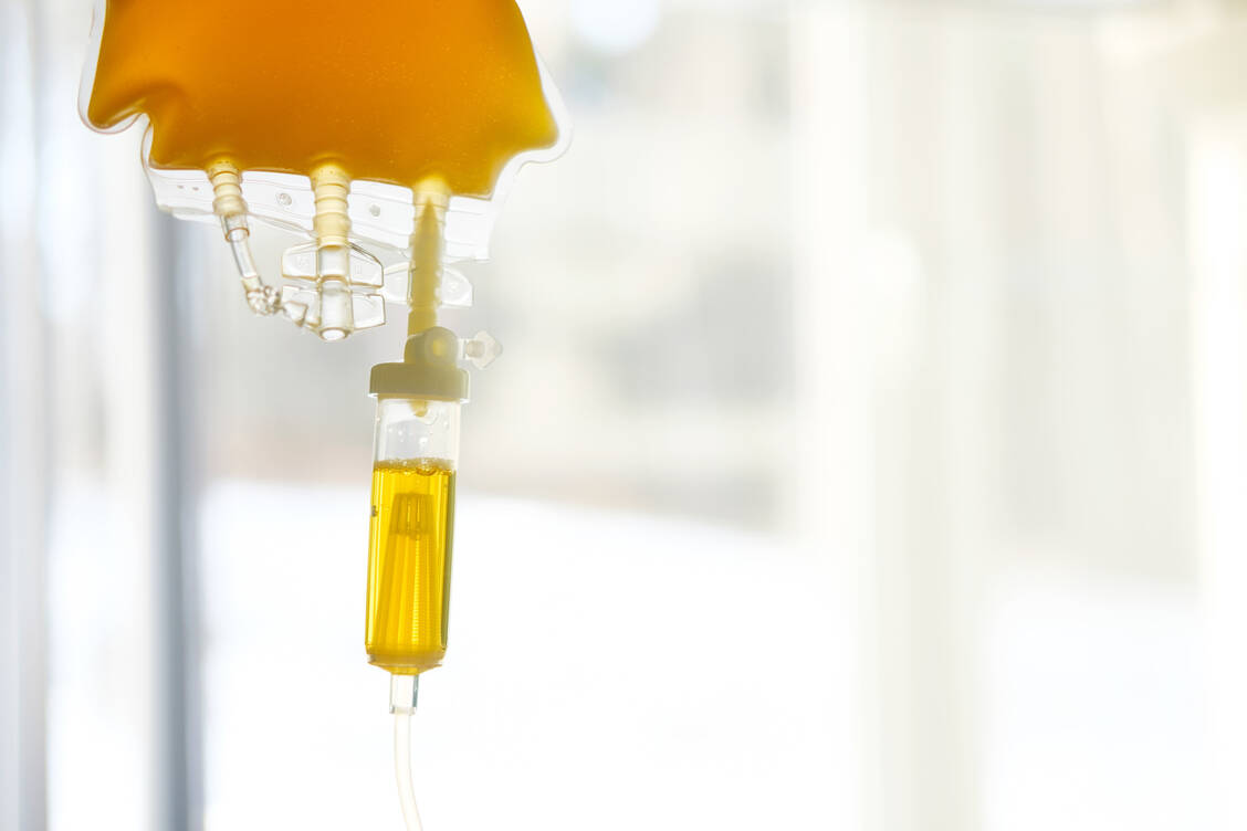 Das Plasma zur Therapie wird aus dem Blut Genesener gewonnen und dann dem akut Erkrankten verabreicht. / Foto: Adobe Stock / Kiryl Lis
