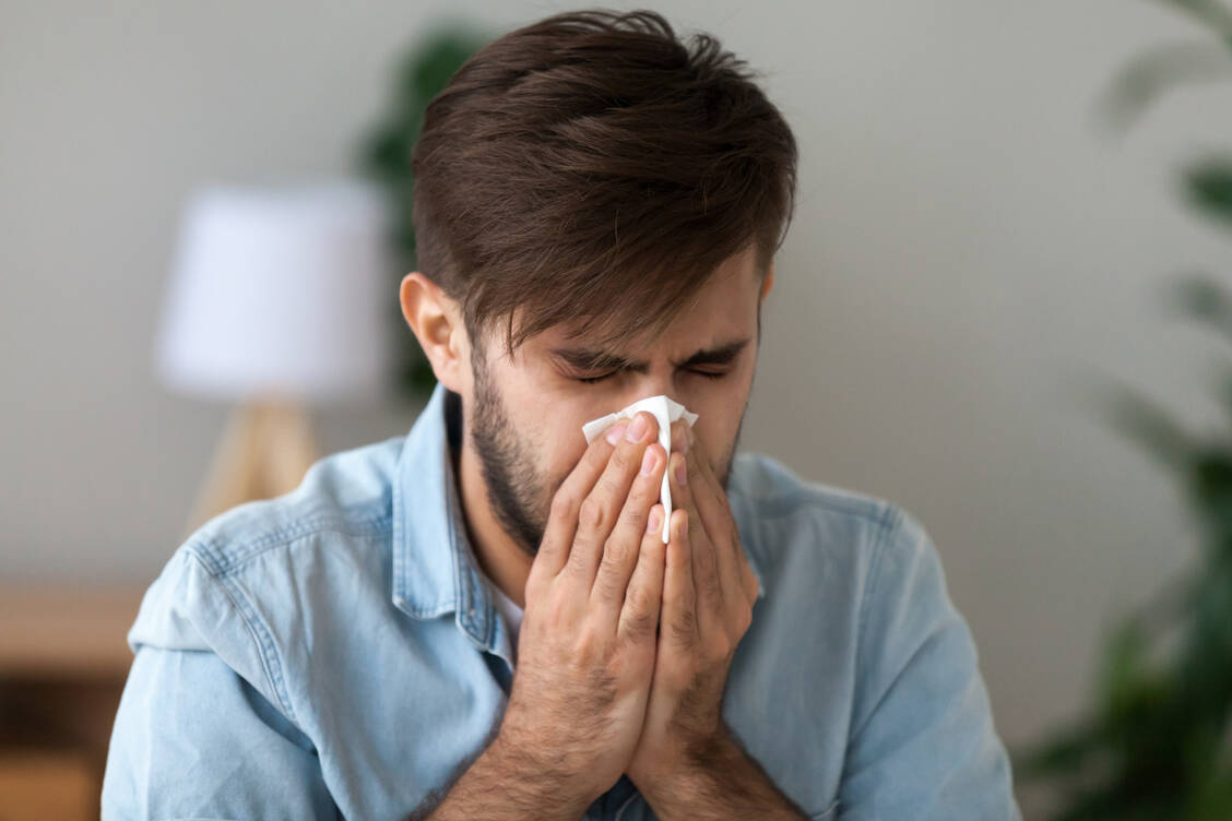 Ab kommender Woche sollen wieder alle Personen, die Symptome einer Atemwegsinfektion zeigen, eine PCR-Testung auf SARS-CoV-2 erhalten können. / Foto: Adobe Stock/fizkes