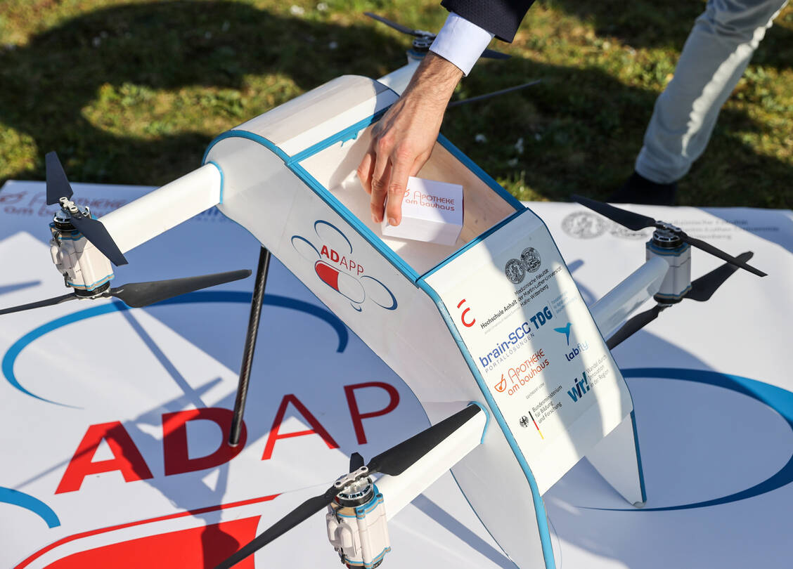 Mit der sogenannten Apotheken-Drohnen-App wollen die Initiatoren ein Verteilsystem von Medikamenten mittels Drohne unter realen Bedingungen testen. Ziel des Projektes sei es, die Lebensqualität von älteren und pflegebedürftigen Menschen zu sichern. / Foto: picture alliance/dpa/dpa-Zentralbild