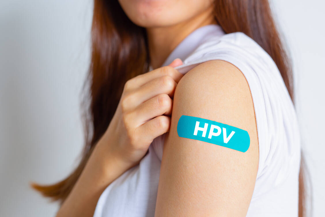 Der 9-valente HPV-Impfstoff wirkt auch gegen HPV-Typen, die Genitalwarzen verursachen. / © Adobe Stock/Kt Stock